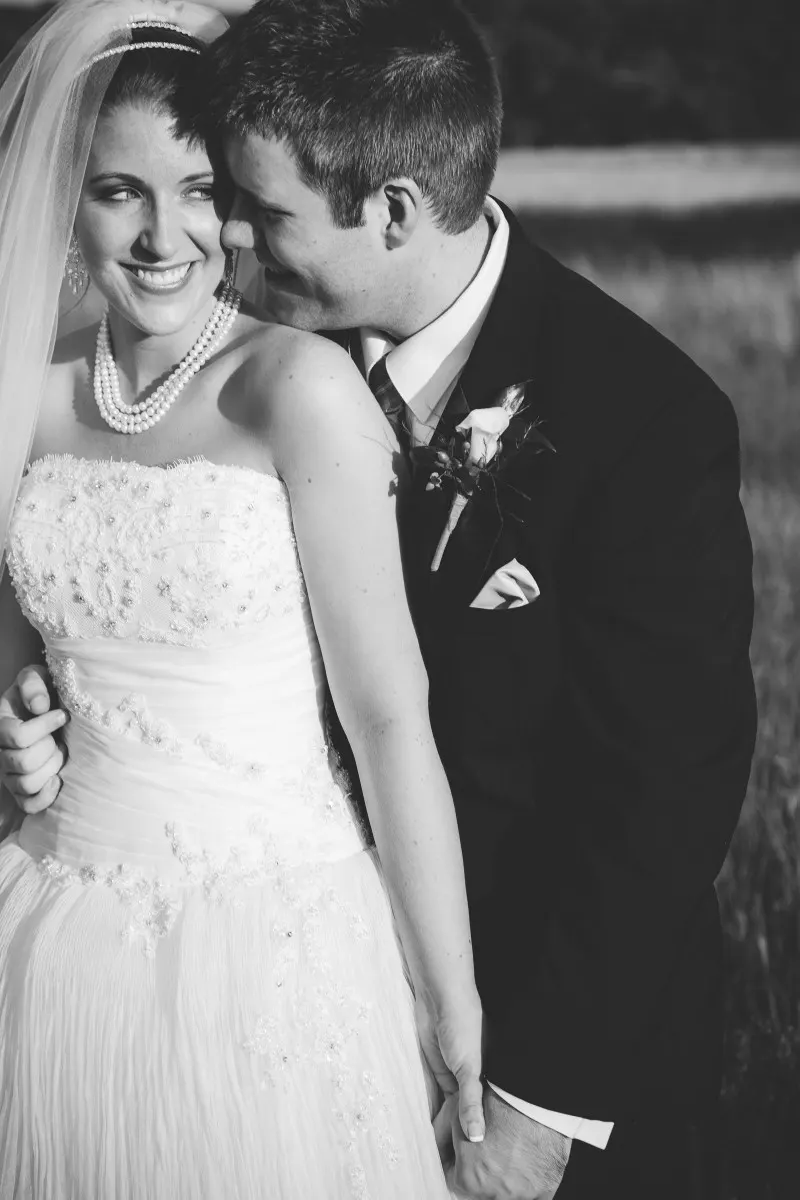 arkansas wedding kacie, groom kissing the bride, black and white