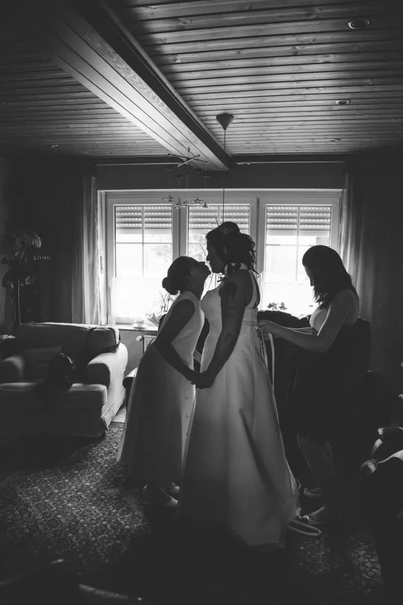 english german wedding, bride getting ready with her bridesmaids, black and white