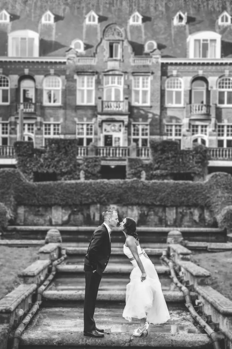 dutch castle wedding, couple kissing in the formal gardens, black and white